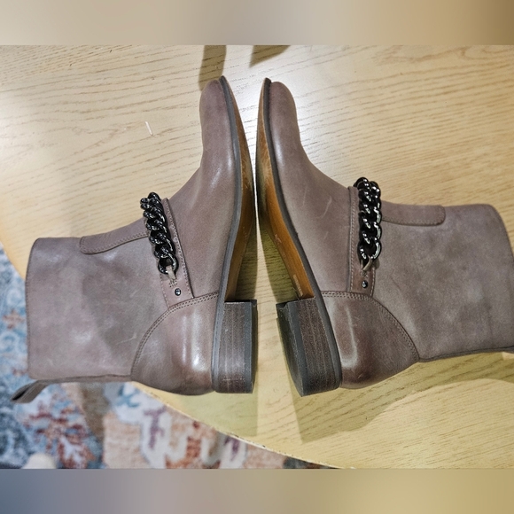 COACH Adella Burnished Calf Leather Taupe Grey Chain Flat Ankle Boots. Size 6.5 - Picture 8 of 16